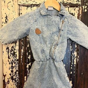 Vintage little girls acid wash zip 1990’s denim dress.  Size 5.